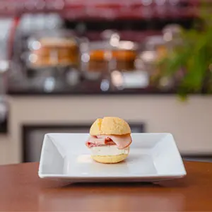 Imagem de páo de queijo recheado da Cheirin Bão