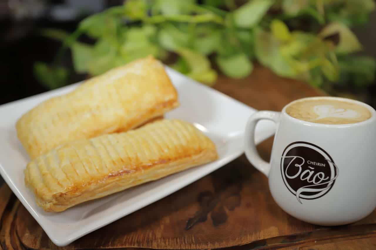 Pão de queijo com café da Cheirin Bão