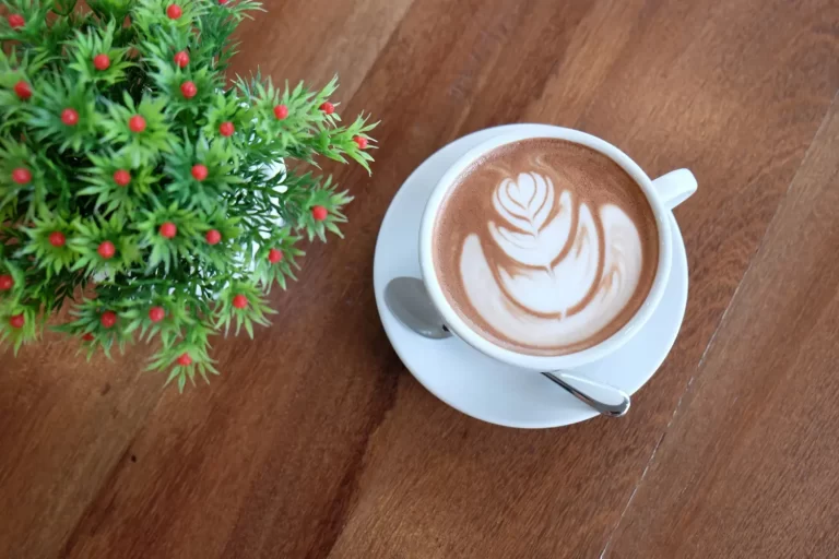 Xícara de café personalizada representando quanto tempo dura o café depois de pronto