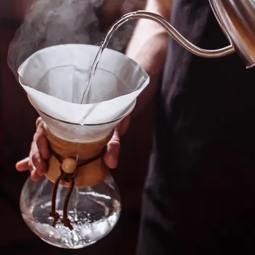 Imagem de café sendo feito pelo método Chemex