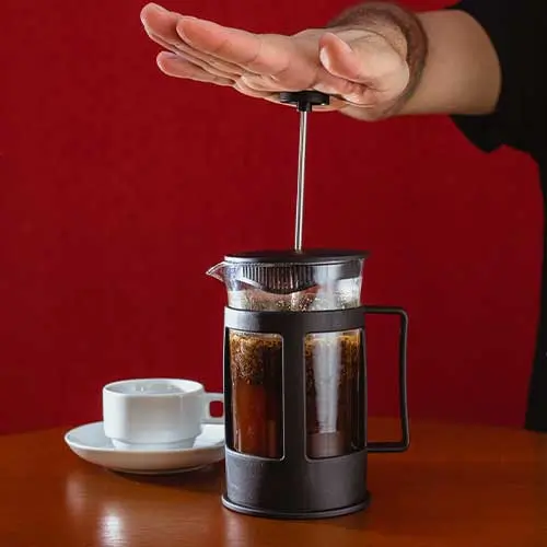 Imagem de café sendo feito na prensa francesa