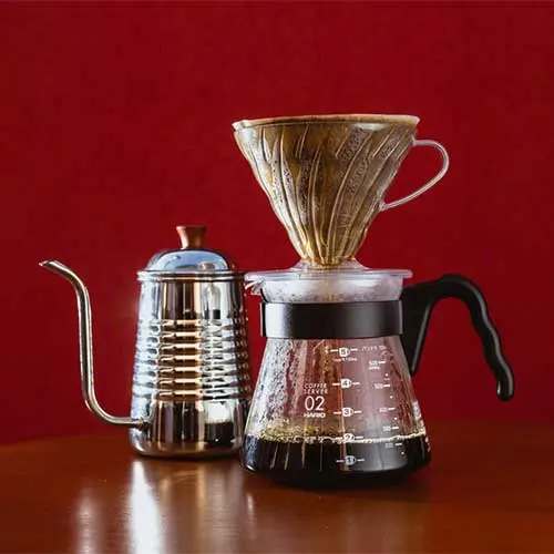 Imagem de café sendo feito no V60, método Japonês