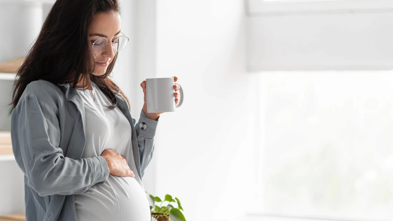 Imagem mostrando que grávida pode tomar café, desde que seja nas quantidades corretas