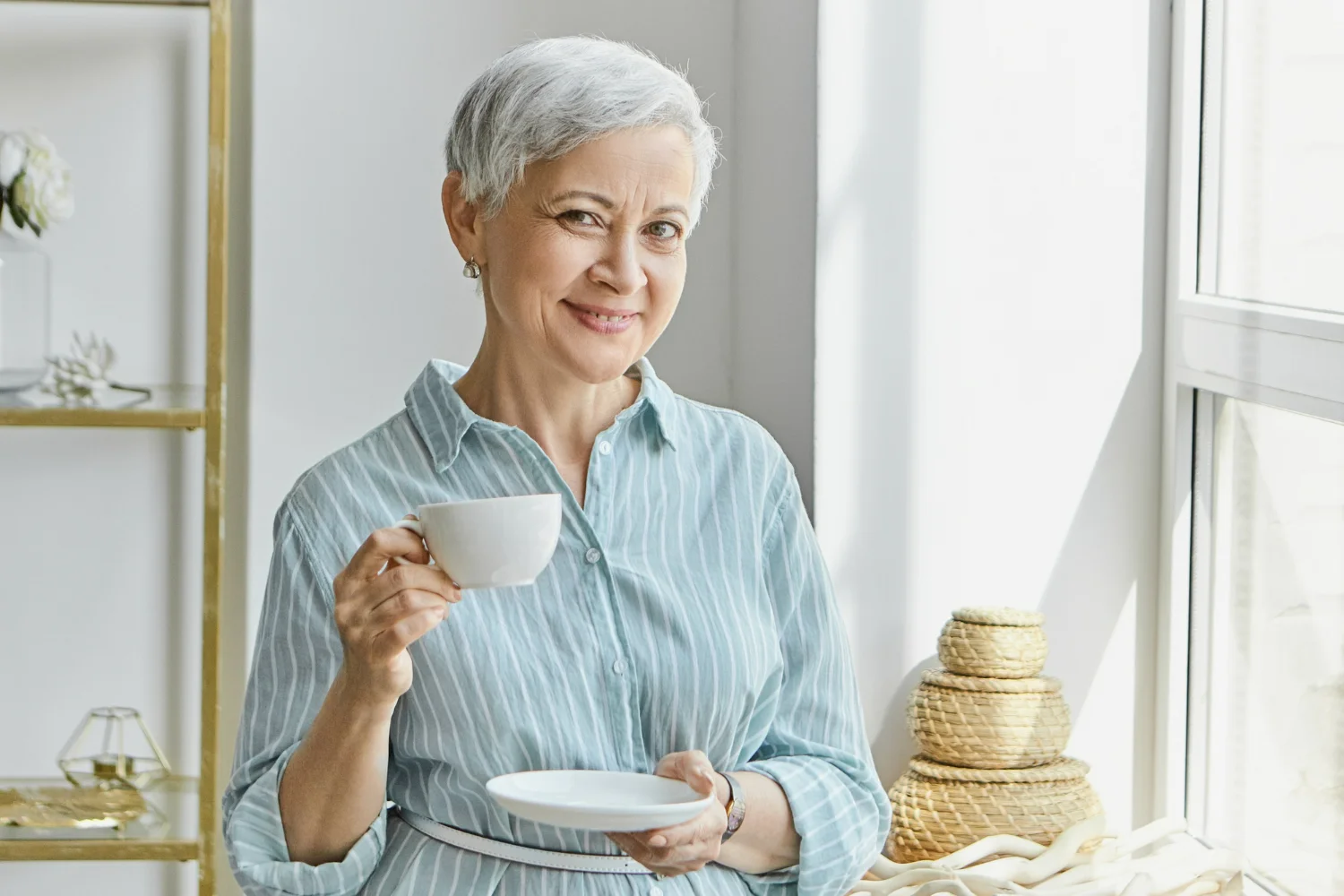 Idosa tomando café pois entende a ligação de prevenção que existe entre o café e o Alzheimer