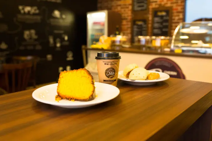 Imagem de café e pedaço de bolo do cardápio de cafeteria da Cheirin Bão