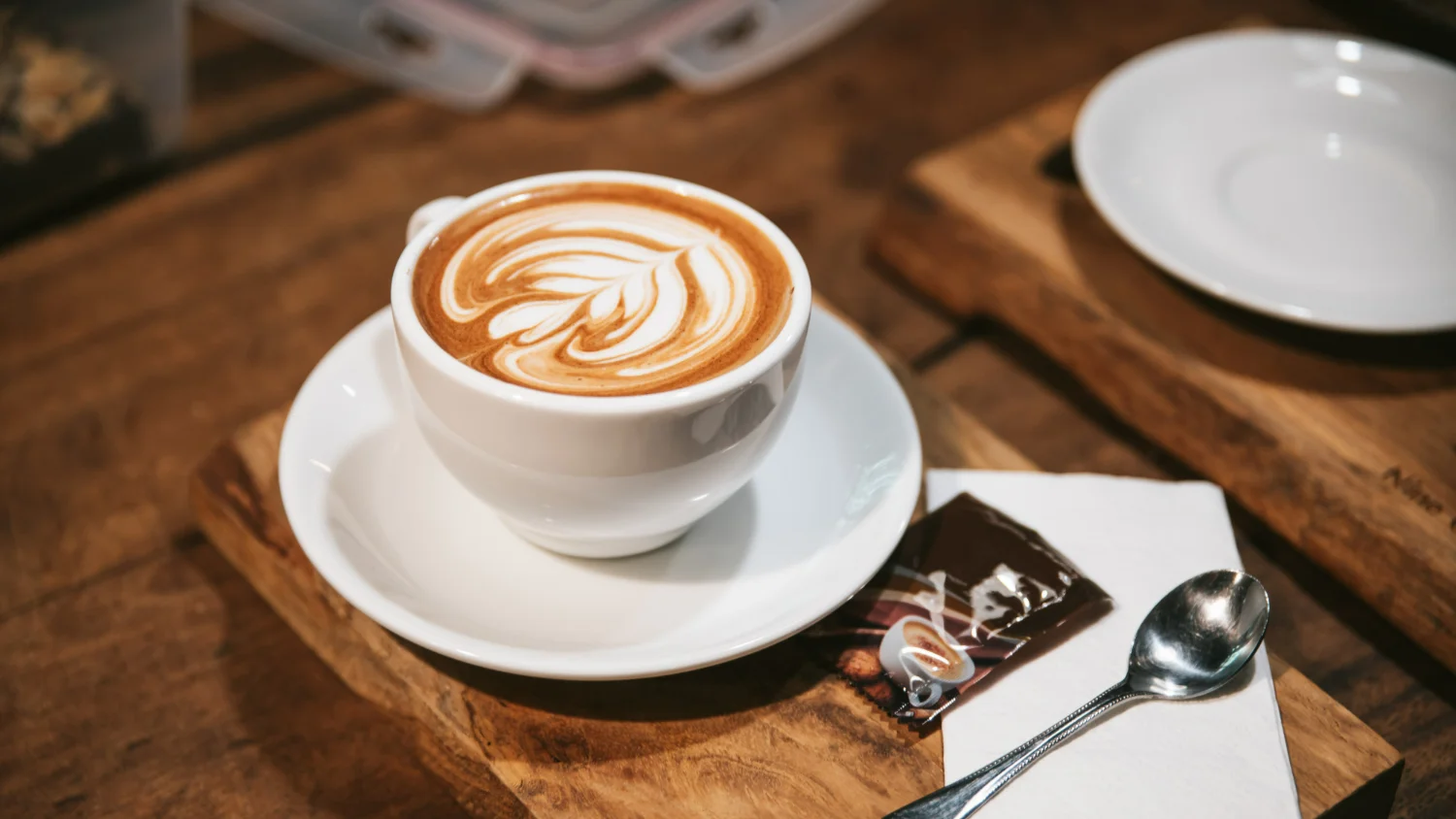 Cappuccino italiano servido em xícara branca sobre uma mesa de madeira