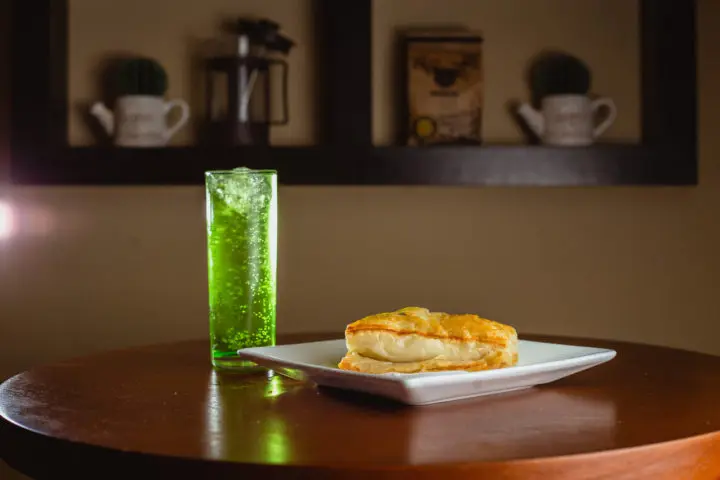 Imagem de suco e folhado do cardápio de cafeteria da Cheirin Bão