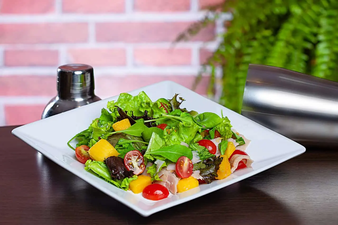 Imagem de salada refrescante do cardápio de cafeteria da Cheirin Bão