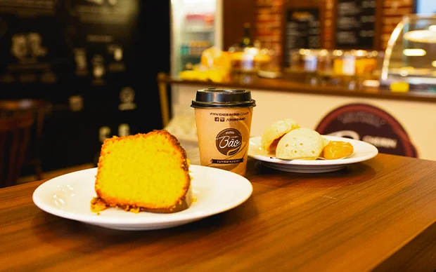 Imagem de um pedaço de bolo é um café servidos em uma cafeteria em são Paulo da Cheirin Bão